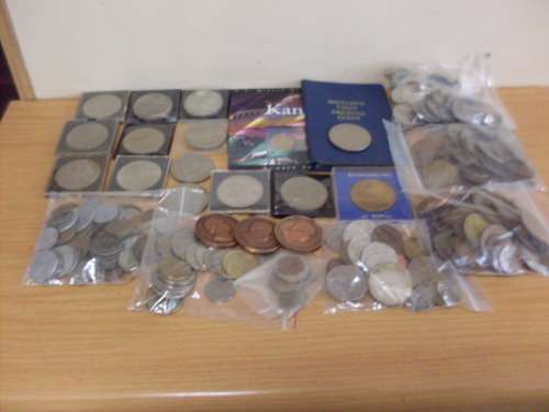A COLLECTION OF SA AND WORLD AND COLLECTORS COINS ON OFFER