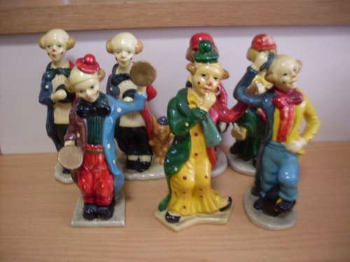 SWEEEET....7 CERAMIC MULTICOLOURED CLOWNS