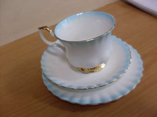 BEAUTIFUL ROYAL ALBERT RAINBOW TRIO ON OFFER
