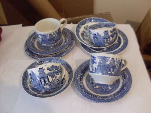 10 PIECES OF WILLOW BLUE AND WHITE ....1 TRIO 1 DUO WEDGWOOD  +1 TRIO AND 1 DUO CHURCHILL ENGLAND