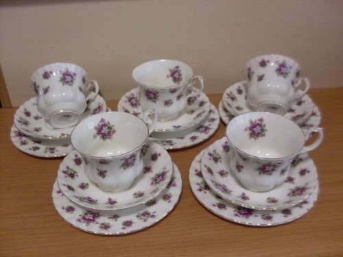 BEAUTIFUL ROYAL ALBERT SWEET VIOLETS....5  TRIOS...FOR 1 BID