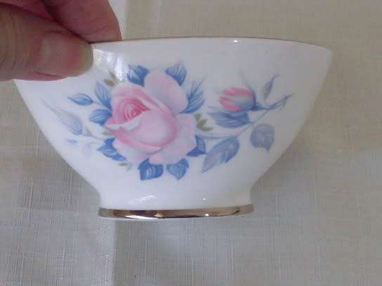 LOVELY ROYAL ALBERT SUGAR BOWL....SORRENTO DESIGN