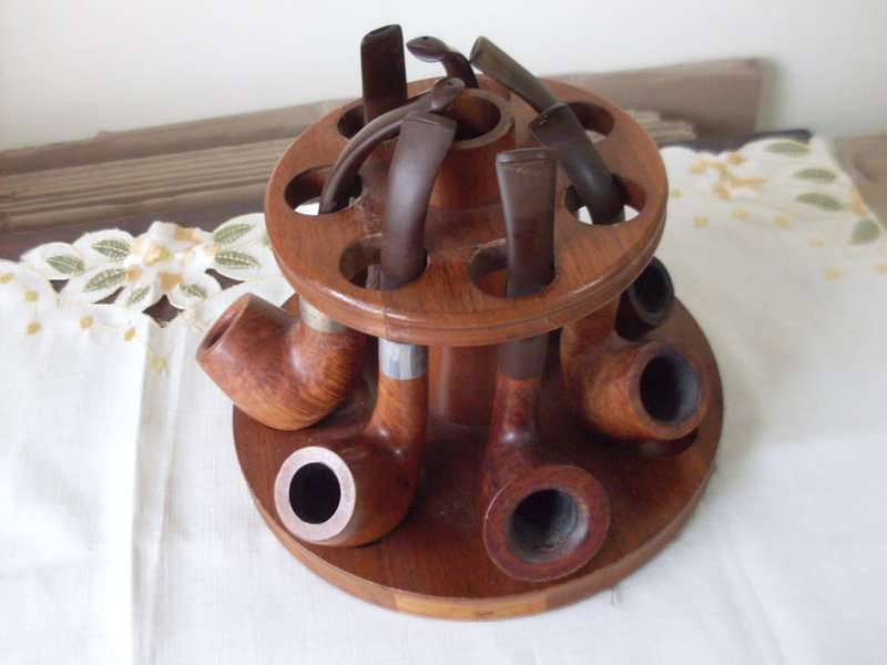 WOODEN PIPE STAND WITH 7 VARIOUS STUNNING SMOKING PIPES.......1 PIPE HALLMARK SILVER MOUNTED