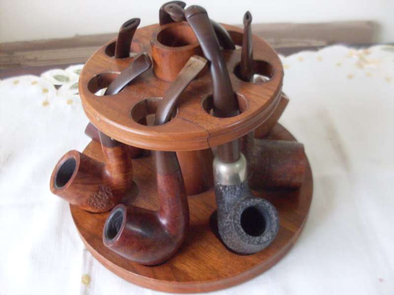 WOODEN PIPE STAND WITH 7 VARIOUS STUNNING SMOKING PIPES.......1 PIPE HALLMARK SILVER MOUNTED