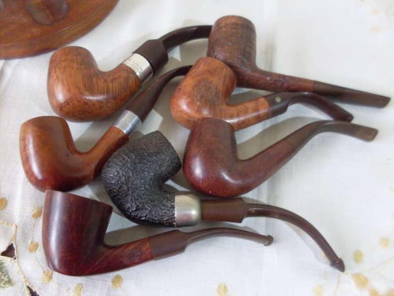 WOODEN PIPE STAND WITH 7 VARIOUS STUNNING SMOKING PIPES.......1 PIPE HALLMARK SILVER MOUNTED