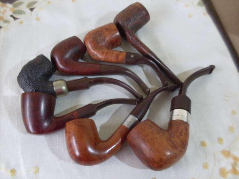 WOODEN PIPE STAND WITH 7 VARIOUS STUNNING SMOKING PIPES.......1 PIPE HALLMARK SILVER MOUNTED