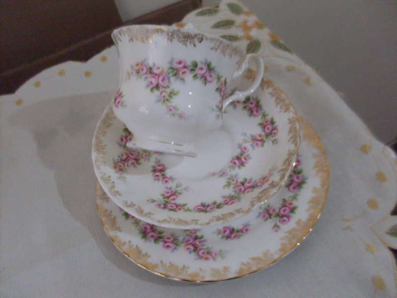 SO PRETTY ROYAL ALBERT DIMITY ROSE TRIO