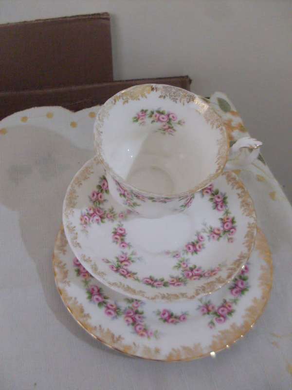SO PRETTY ROYAL ALBERT DIMITY ROSE TRIO