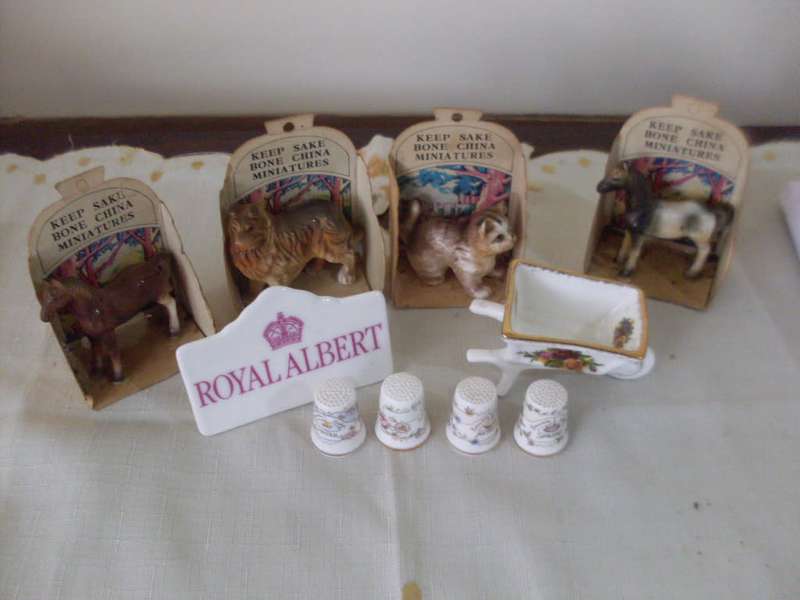 CUTE ROYAL ALBERT PORCELAIN WHEELBARROW/ DISPLAY NAME PLAQUE +ROYAL DOULTON 4 SEASONS THIMBLES