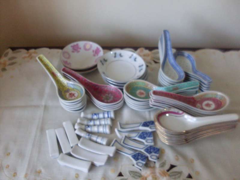 A LARGE COLLECTION OF VARIOUS PATTERN CHINESE SPOONS +BOWLS + CHOPSTICK RESTS