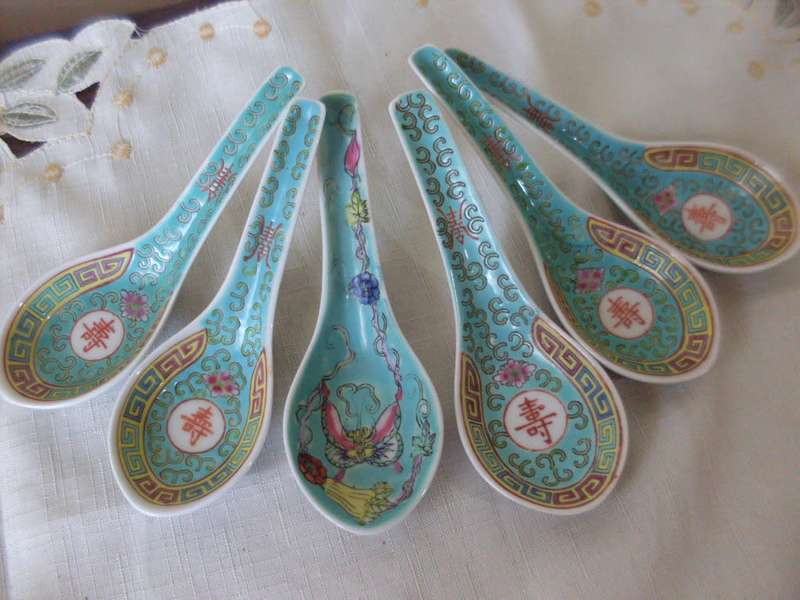 A LARGE COLLECTION OF VARIOUS PATTERN CHINESE SPOONS +BOWLS + CHOPSTICK RESTS
