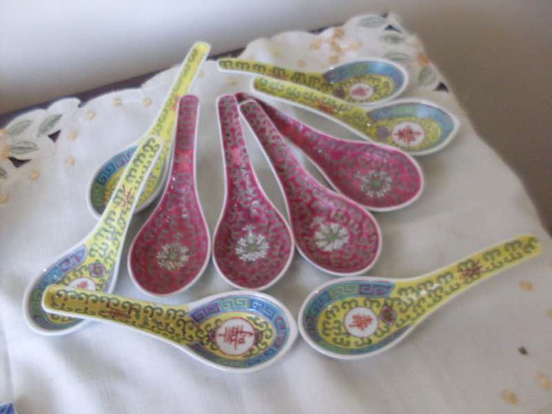 A LARGE COLLECTION OF VARIOUS PATTERN CHINESE SPOONS +BOWLS + CHOPSTICK RESTS