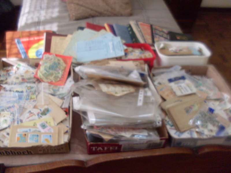 A HUGE JOBLOT OF LOOSE/PACKETS /STAMP ALBUMS OF WORLD POSTAGE STAMPS....9KG