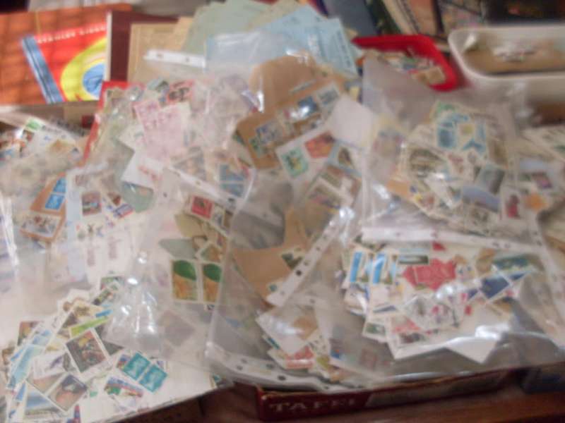 A HUGE JOBLOT OF LOOSE/PACKETS /STAMP ALBUMS OF WORLD POSTAGE STAMPS....9KG