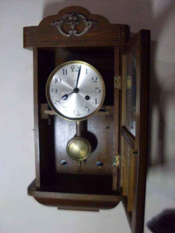 VINTAGE SMALL KIENZLE WALL CLOCK WITH ORIGINAL PLAQUE....WORKING
