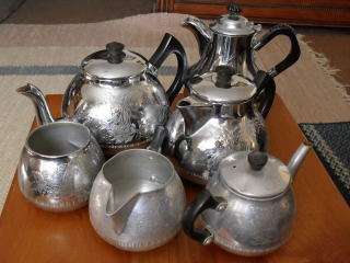 A COLLECTION OF VARIOUS ALUMINIUM TEA/COFFEE POTS ETC