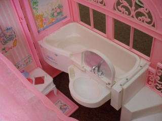 A STUNNING BARBIE BEDROOM AND ENSUITE (WITH FURNITURE) IN A NICE CARRY CASE