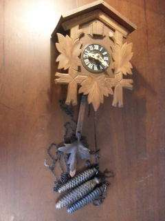 A PRETTY GERMAN CUCKOO CLOCK !!!!! COMPLETE !!!!! WORTH A LOOK !!!!