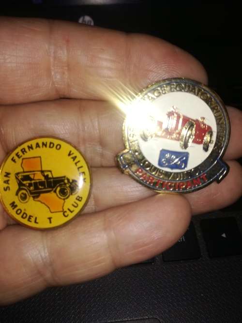 two pins / car