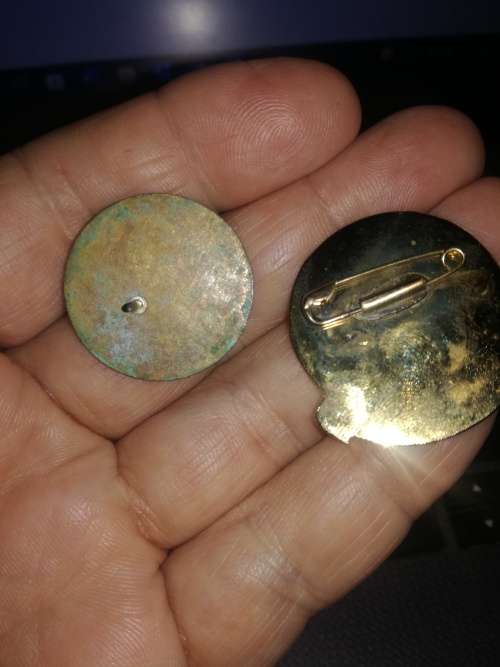 two pins / car