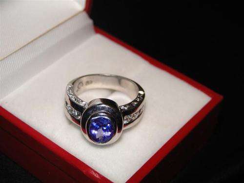 Rare 18 Carat White Gold Masterpiece - Diamonds and Tanzanite ring with 9.7 grams weight