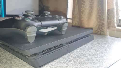 PS4 500GB SLIM 3 GAMES 1 CONTROL HDMI CABLE AND POWER CABLE