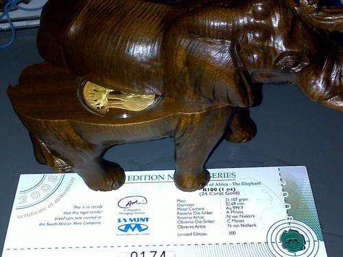 1 OZ ELEPHANT IN WOODEN FIGURINE CRAZY R1 START