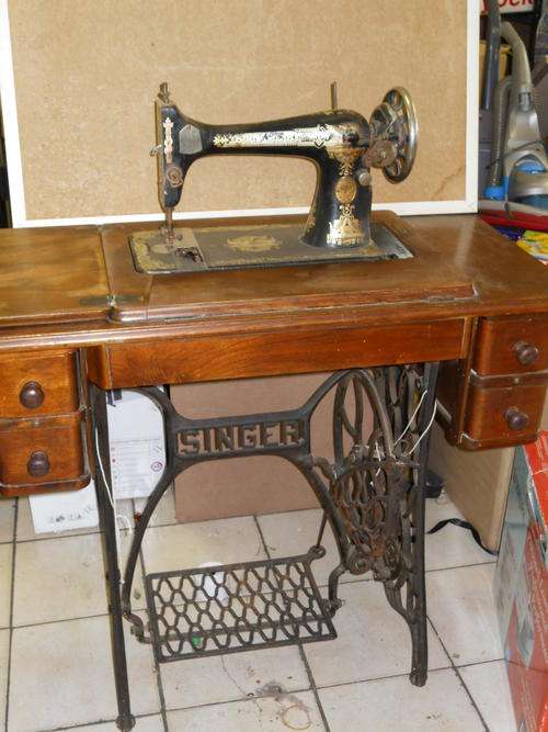 ANTIQUE SINGER SEWING MACHINE ON ORIGINAL PEDESTAL