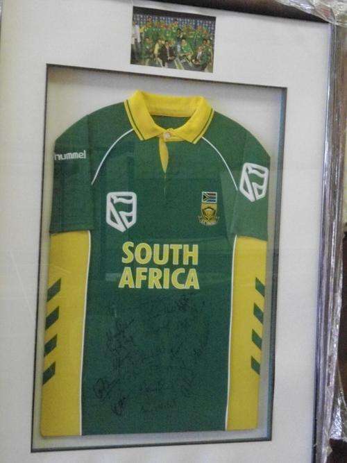OFFICIAL PROTEAS MEMORABILIA STANDARD BANK 1 DAY INTERNATIONAL SA VS NZ OCTOBER 2005 SIGNED TOP AND