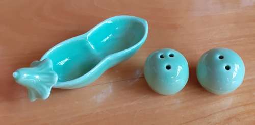 Two Peas in a Pod salt and pepper set