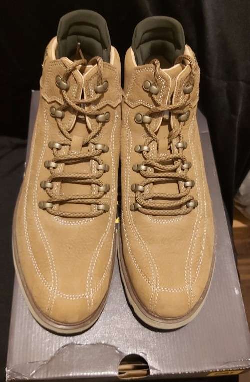 AS NEW!! CAT PRIME SAND SABLE BOOTS SIZE 11