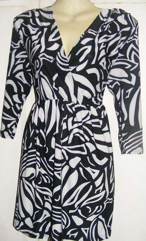 SALE!!!! GORGEOUS BLACK/WHITE TOP (M - L)