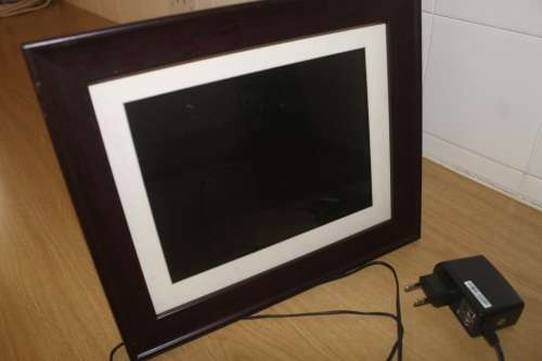 Coby 10.4 inch Digital Photo Frame (Wood). Scrolling picture frame for USB, SD, .jpg images.