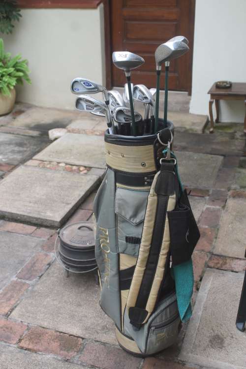 Mens WIlson Golf Clubs plus Bag