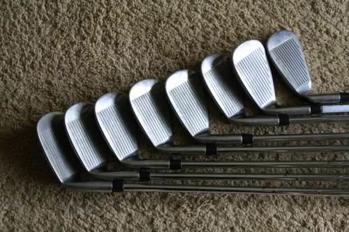 Mens WIlson Golf Clubs plus Bag