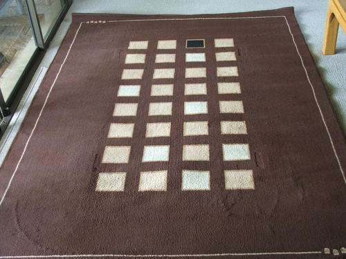 Patterned carpet 2.2m x 1.6 m (like new condition) brown and beige