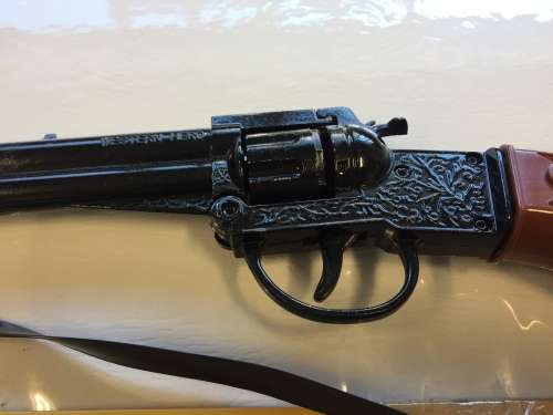 2 nice die cast guns - good value
