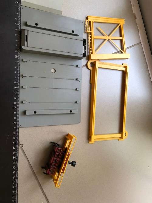 Beautiful HO track side building - container pick up