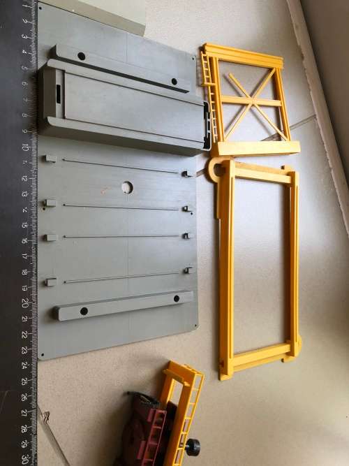 Beautiful HO track side building - container pick up