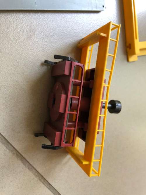 Beautiful HO track side building - container pick up