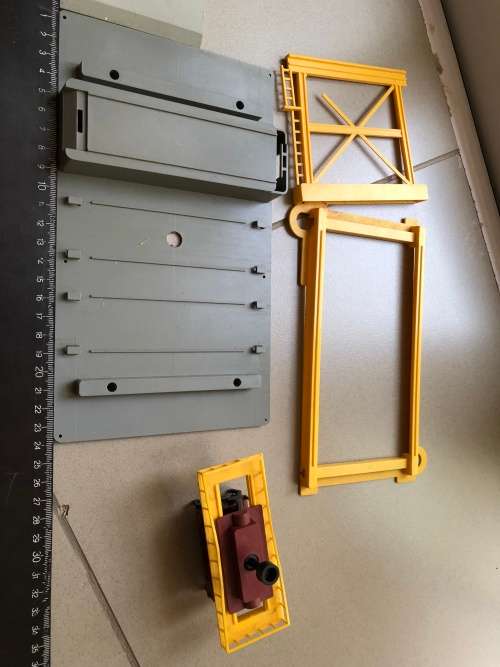 Beautiful HO track side building - container pick up
