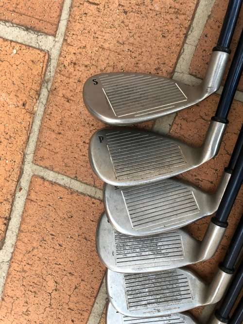 Wow - Callaway irons with graphite shafts and nie grips - Good value