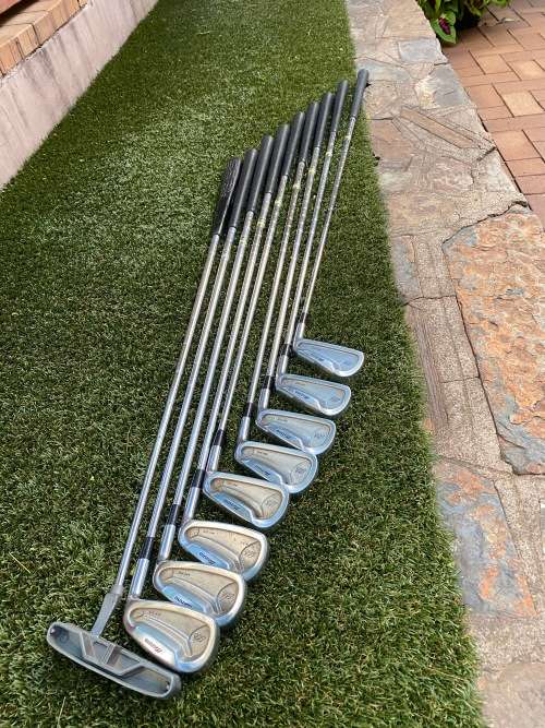 Lovely Mizuno golf clubs with light stand bag - Bargain