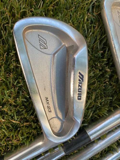 Lovely Mizuno golf clubs with light stand bag - Bargain
