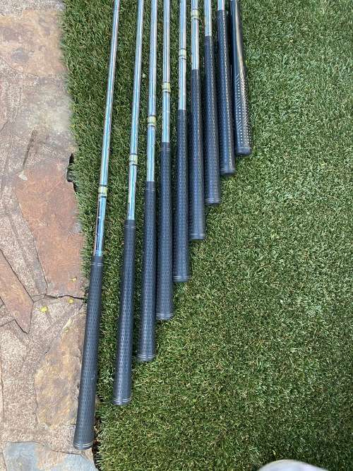 Lovely Mizuno golf clubs with light stand bag - Bargain