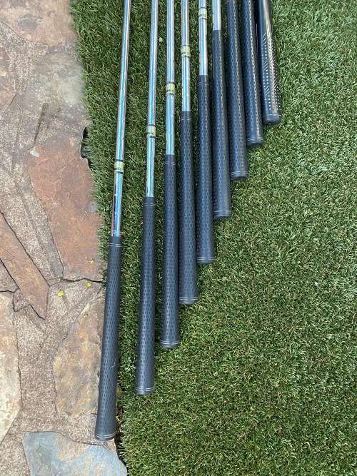 Lovely Mizuno golf clubs with light stand bag - Bargain