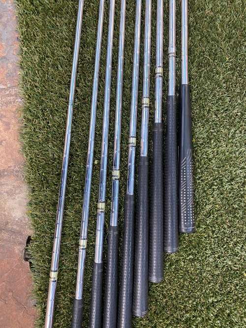 Lovely Mizuno golf clubs with light stand bag - Bargain