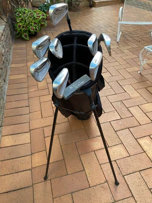 Lovely Mizuno golf clubs with light stand bag - Bargain