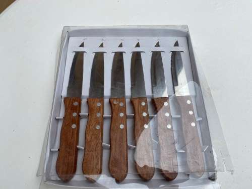 Brand new set of 6 steak knives good quality
