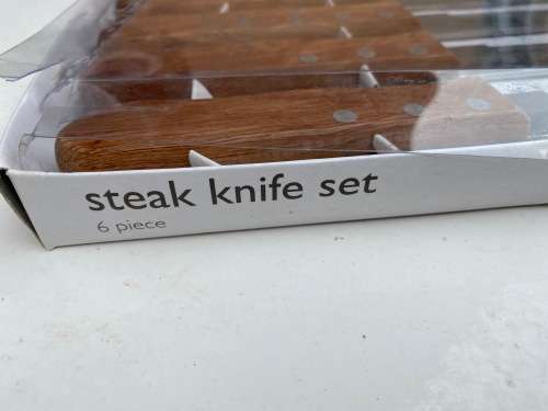 Brand new set of 6 steak knives good quality